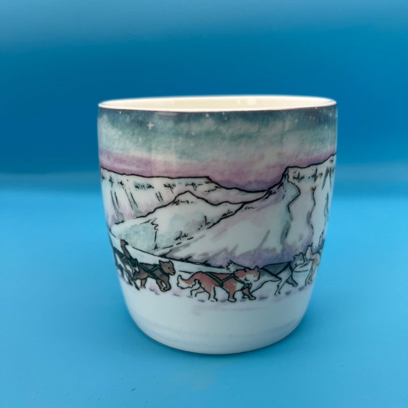 Northern Paws - Porselenskrus - Hundeslede under pastellhimmel