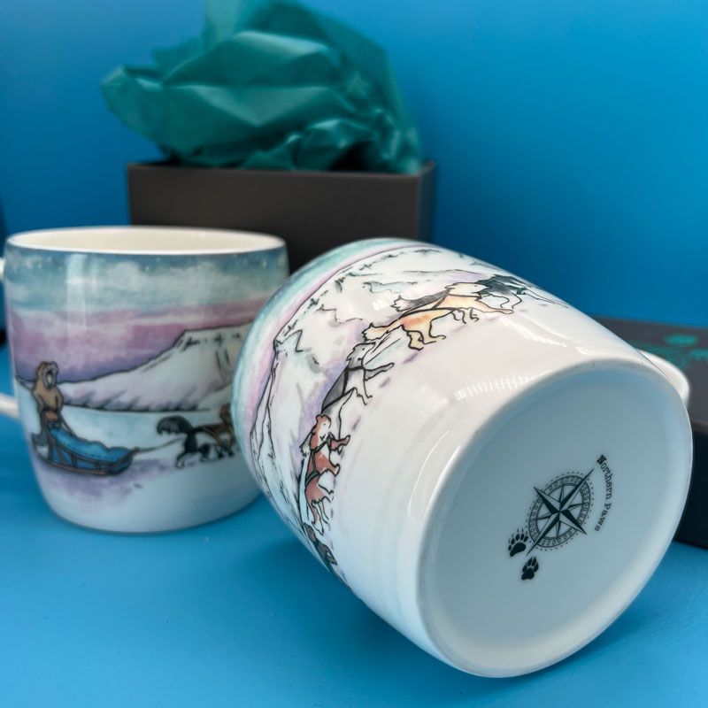 Northern Paws - Porselenskrus - Hundeslede under pastellhimmel